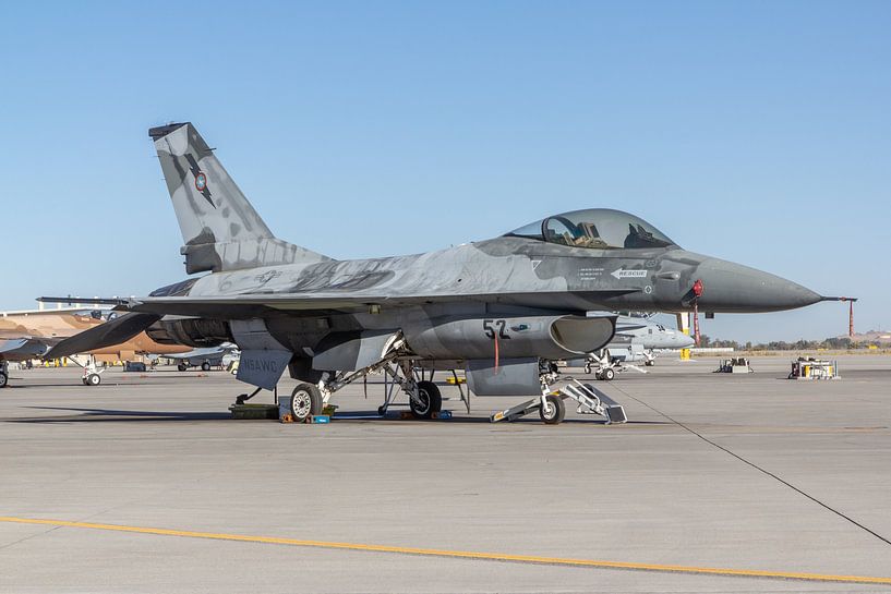 NSAWC Agressor Squad auf der Naval Air Station Fallon fliegt die F-16 A/B Fighting Falcon. von Jaap van den Berg