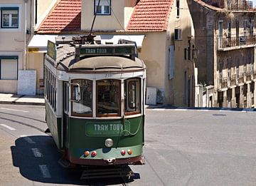 Tram touristique vert à Lisbonne sur insideportugal