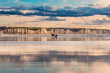 Spiegelend strand en de kliffen van Ault aan de Franse Picardie kust by Harrie Muis