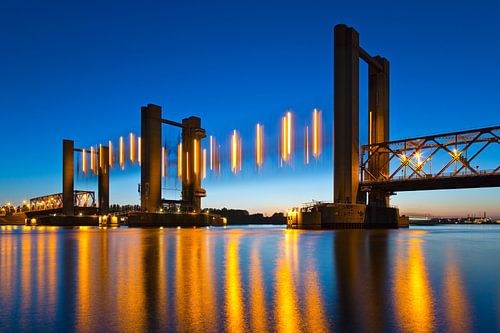 Spijkenisserbrug in beweging te Spijkenisse