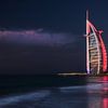 Burj al Arab, avondfoto rood uitgelicht hotel van Inge van den Brande