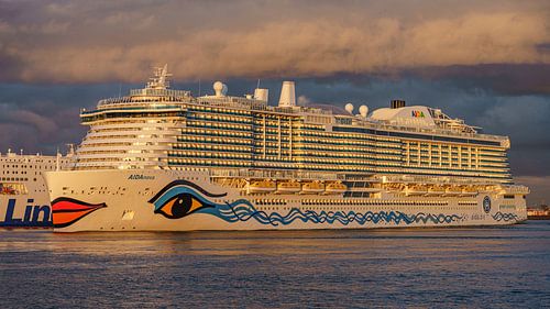 AIDAnova cruiseschip vertrekt uit Rotterdam.