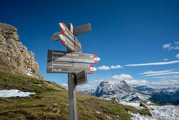 Kleurrijke wegwijzer in de Dolomieten