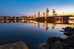 Stadtbrücke über die IJssel in Kampen nach Sonnenuntergang von Sjoerd van der Wal Fotografie
