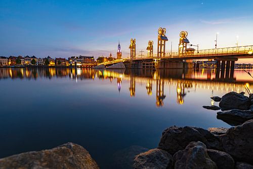 Stadsbrug over de IJssel in Kampen na zonsondergang