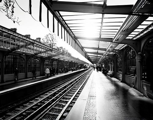 zonlicht op bijzonder metrostation Parijs La Chapelle