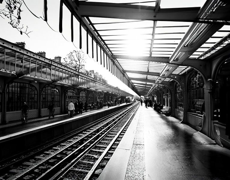 Sonnenlicht auf der besonderen Pariser U-Bahn-Station La Chapelle von Jan Willem de Groot Photography