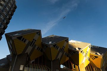 Zonlicht op gele kubus / Sonnenlicht auf gelbem Kubus van Beate.fotopassie