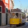 Ein Straßenbahn fährt durch die Altstadt von Lissabon von Berthold Werner
