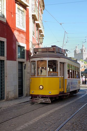 Een tram rijdt door de oude binnenstad van Lissabon