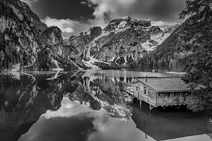 Lac de montagne avec panorama de montagne dans les Dolomites. Image en noir et blanc. sur Manfred Voss, Schwarz-weiss Fotografie
