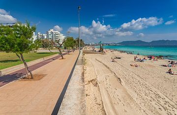 Promenade de la plage de sable sur la côte de Cala Millor sur l'île de Majorque, Espagne Mer Méditer