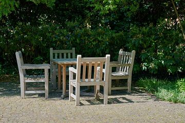 Stoelen en tafel om te ontspannen in de tuin van Heiko Kueverling