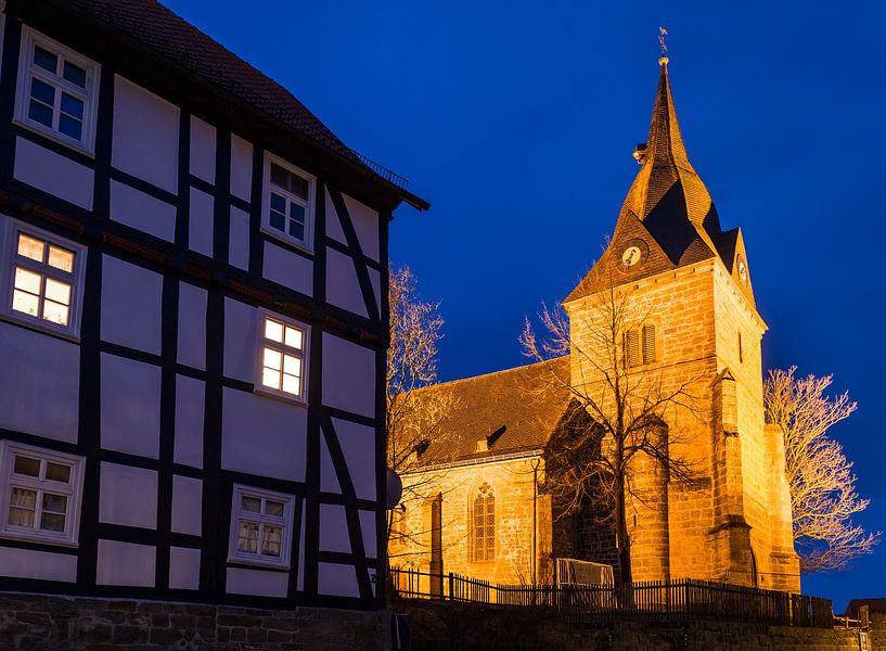 Verlichte kerk in het dorp Landau, Bad Arolsen, Bad Arolsen. van Christian Müringer