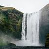 Skógafoss waterval IJsland van Suzanne Spijkers