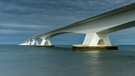 Zeeland-Brücke – Horizont – Aufnahmen aus niedrigem Winkel unter dramatischem Himmel von Johannes Jongsma