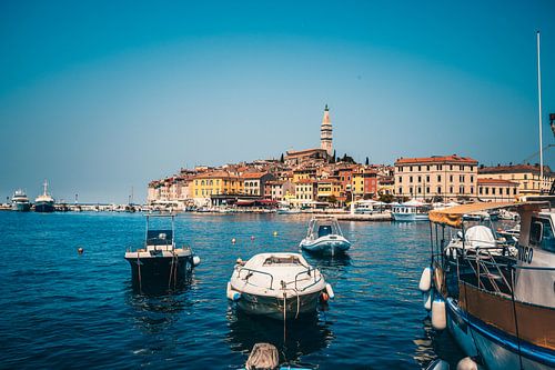 Rovinj in Kroatië - met kleine boten gedurende de dag