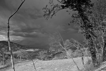 storm boven de val di gualdo van Images from a hillside in Umbria