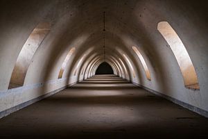 Dunkler Speicher Tunnel. von Roman Robroek – Fotos verlassener Gebäude