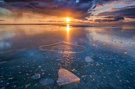 Winterlandschap met ijs op het IJsselmeer bij Workum tijdens zonsondergang met een warme winterzon van Bas Meelker thumbnail