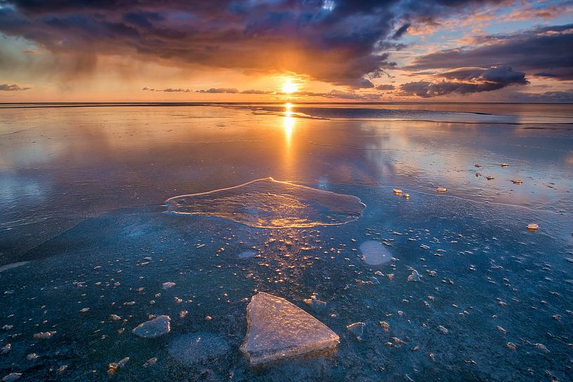 Winterlandschaft mit Eis auf dem IJsselmeer bei Workum bei Sonnenuntergang mit warmer Wintersonne von Bas Meelker