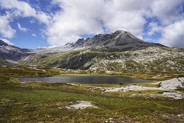 Spectaculaire paysage alpin suisse avec glacier - des montagnes puissantes, une glace éclatante et une atmosphère de haute montagne impressionnante. Un motif fort pour les vrais amoureux des Alpes.