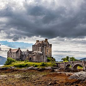 Eilean Donan in the Clouds sur Vincent van den Hurk