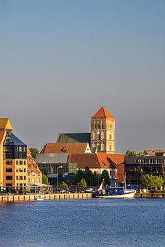 Uitzicht over de Warnow naar de Hanzestad Rostock van Rico Ködder