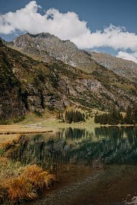 Schöner See im Tal in Österreich