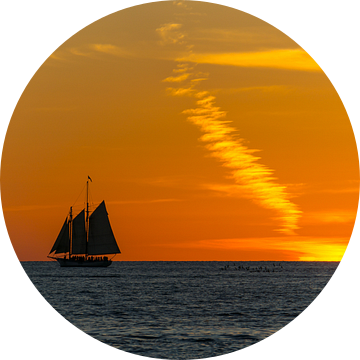 Verenigde Staten, Florida, Zeilschip oranje geschilderde zonsondergang hemel van adventure-photos