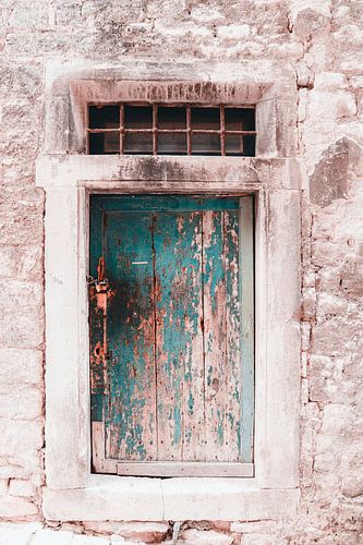 Verweerde turquoise deur in Šibenik