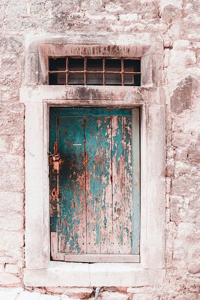 Porte turquoise usée par le temps à Šibenik par Elma Maaskant