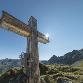 A ray of sunshine on the summit path by Walter G. Allgöwer