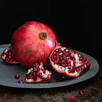 Stilleven met granaatappel op schaal l  Food Fotografie