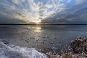 Sonnenuntergang zwischen Schnee und Eis am Starnberger See