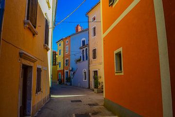 Kleurrijke straat in Poreč Kroatië. van Niek De Ridder