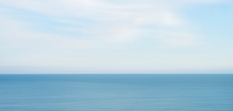 Long exposure of the ocean in Wales, UK - abstract nature and travel photography by Christa Stroo photography