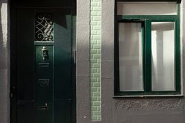 Groene deur in het zonlicht met schaduw | Reisfoto en architectuur foto van Porto Portugal van Karijn | Fine art Natuur en Reis Fotografie