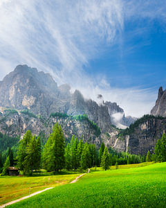 Wanderweg zu den Pisciadù-Wasserfällen in Colfosco, Dolomiten