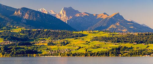 Panorama des Thunersees im Berner Oberland