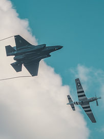F-35 Lightning und P-51 Mustang von Sebastiaan Hamming
