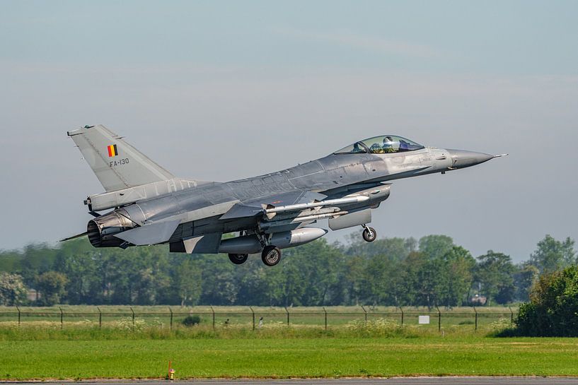 Le F-16 Fighting Falcon (FA-130) belge de General Dynamics. par Jaap van den Berg