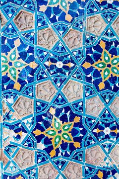 Azuur  blauwe mozaiek muur van de Juma moskee in Tbilisi, Georgië van WorldWidePhotoWeb