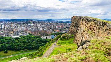 Wandelen met uitzicht over Edinburgh van Arjan Schalken