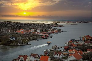 Klein Scandinavisch stadje aan de fjord bij zonsondergang van Fotos by Jan Wehnert