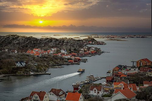 Klein Scandinavisch stadje aan de fjord bij zonsondergang