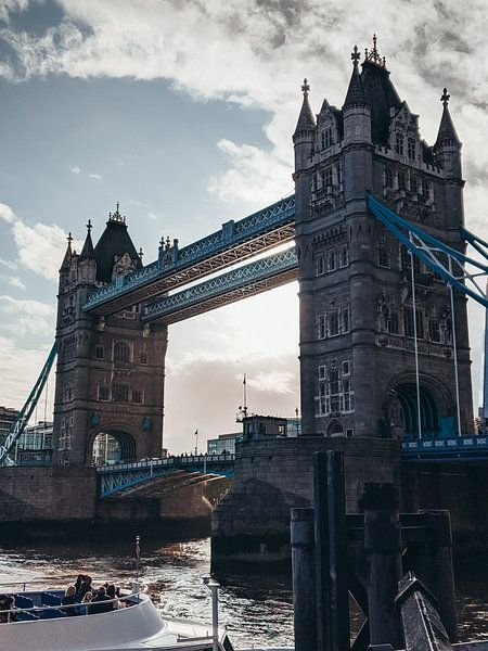 Tower Bridge by Hello Pompoyo