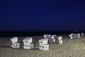 Strandstoelen op Sylt bij nacht