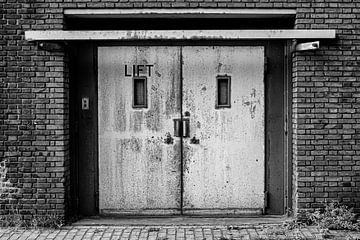 Oude lift in de gevel van een fabriekshal van shoott photography