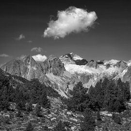 Des sommets majestueux dominent les vallées luxuriantes du parc naturel de Posets-Maladeta sur PhotoCluster